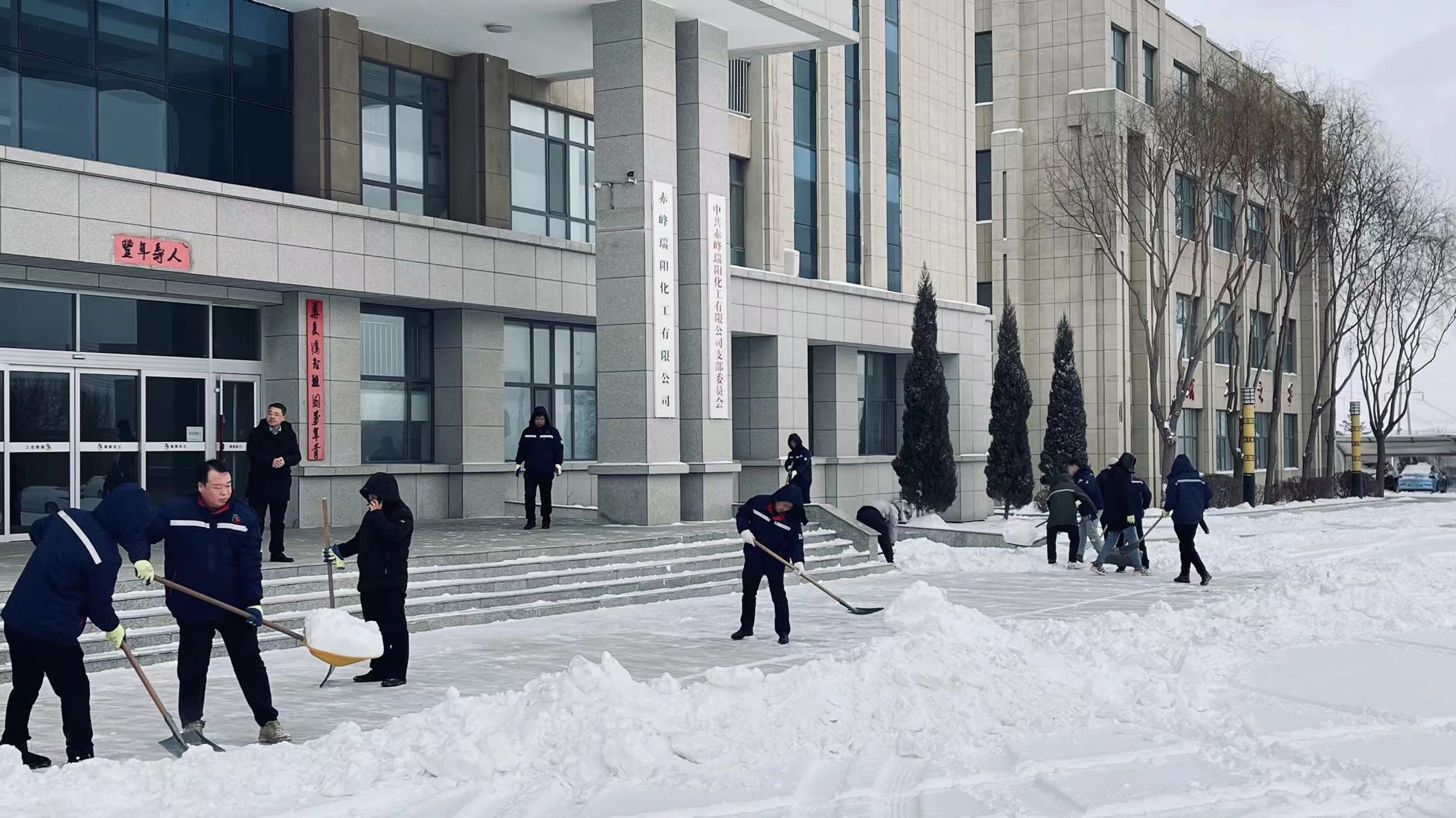 不畏嚴(yán)寒，除雪保安全出行